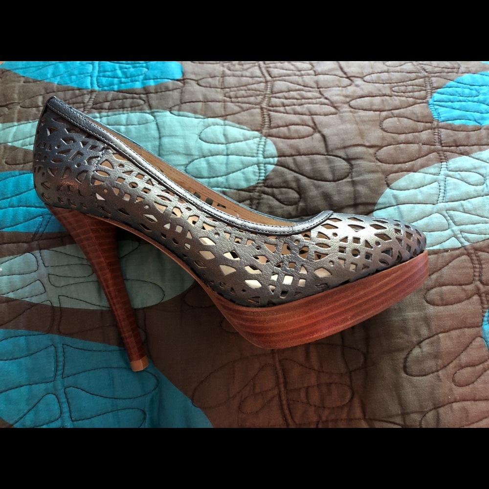 Stuart Weitzman 37 Hot hot hot pair.